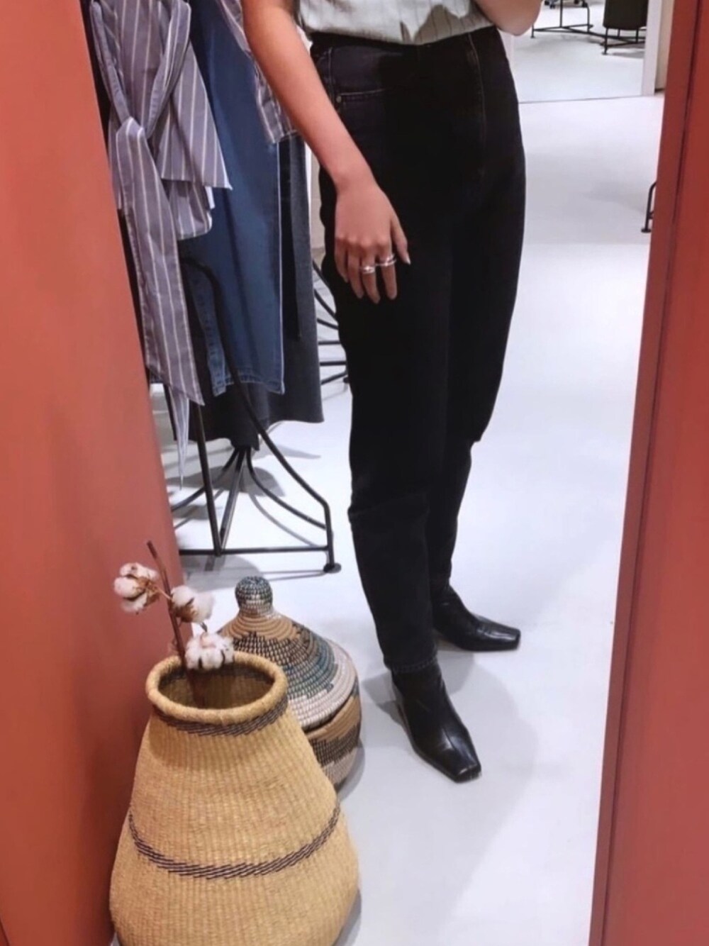 「デニム、大人カジュアル、今日のコーデ、休日スタイル、ブラックコーデ、カジュアルコーデ、BLACKBYMOUSSY、おしゃれさんと繋がりたい、いいね、save、フォローお願いします🤑、フォローミー」｜「BLACK BY MOUSSYのJAVA black denim（デニムパンツ、ブラック系）」を使った、MIUさん（レディース・163cm）の冬コーディネートの1枚目の写真