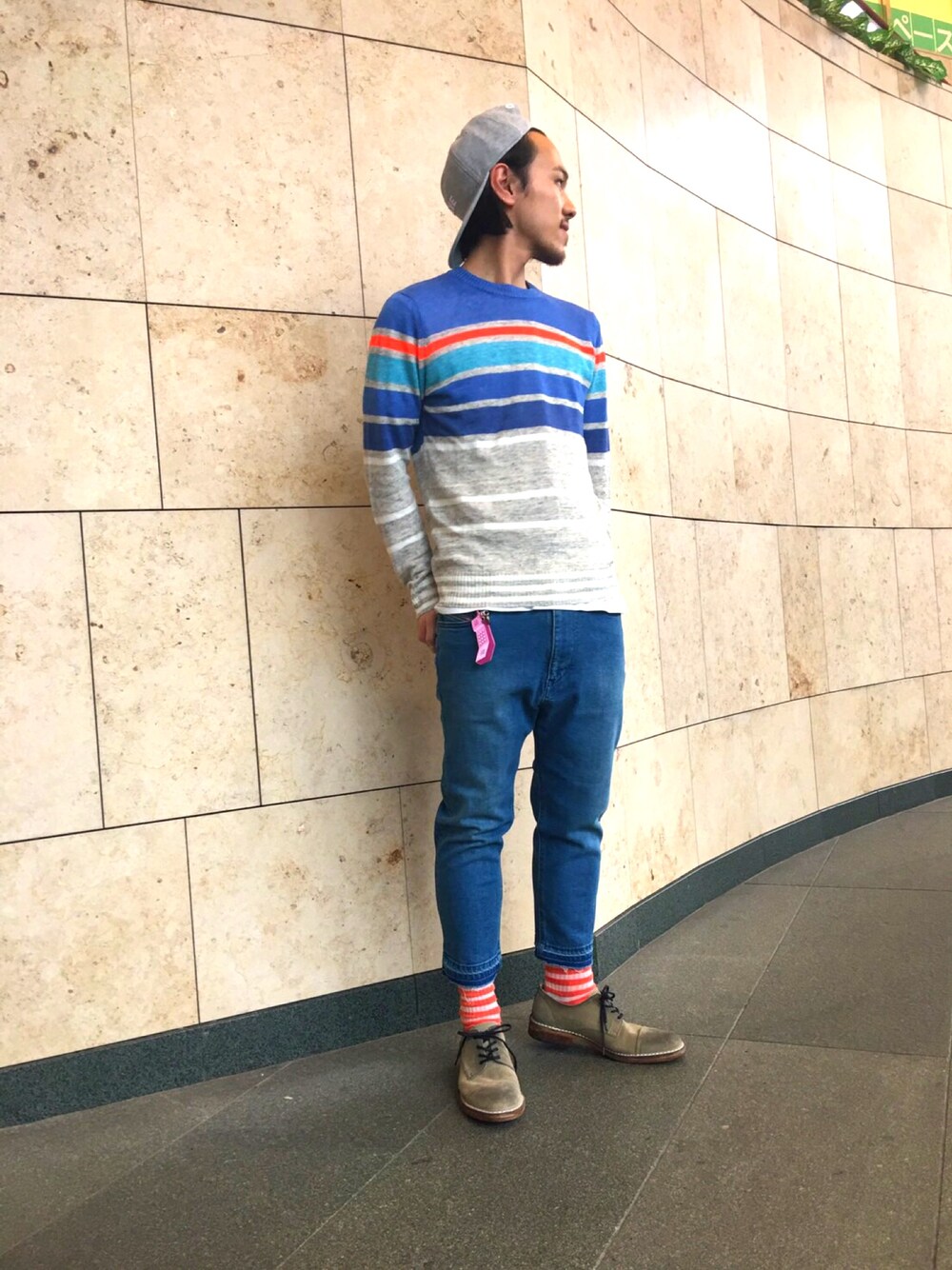 「春、春ニット、ボーダー、アクセントカラー、オレンジ、キャップ、アンクルパンツ、Diesel、六本木」｜「DIESELの00SX8U0EAOG（ニット/セーター、グレー系）」を使った、ry☺︎taさん（メンズ・173cm）の春コーディネートの1枚目の写真