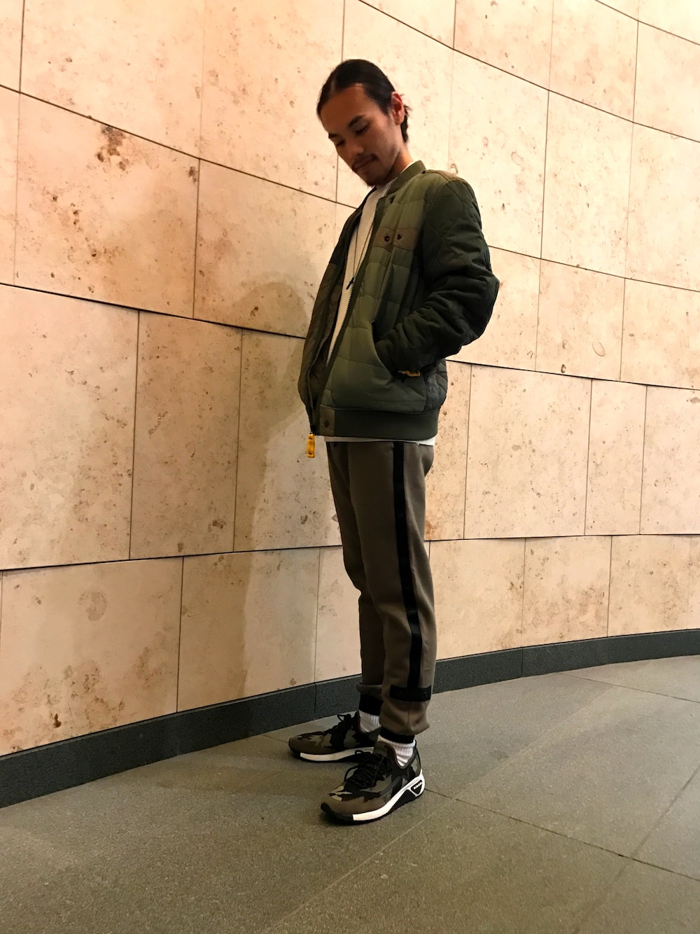 「秋コーデ、カジュアルコーデ、スウェットパンツ、スニーカー、秋、カーキ、Diesel、六本木」｜「DIESELの00S13H0SAQQ（ミリタリージャケット、グリーン系）」を使った、ry☺︎taさん（メンズ・173cm）の秋コーディネートの1枚目の写真