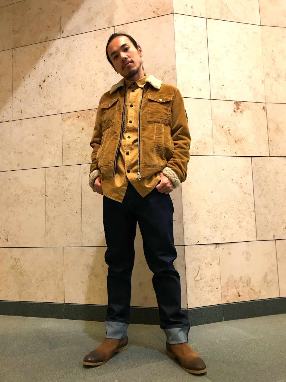 「秋服、カジュアル、デニム、革靴、シャツスタイル、ボア、Diesel、六本木」｜「DIESELのアイテム（ブルゾン、ブラウン系）」を使った、ry☺︎taさん（メンズ・173cm）の秋コーディネートの1枚目の写真