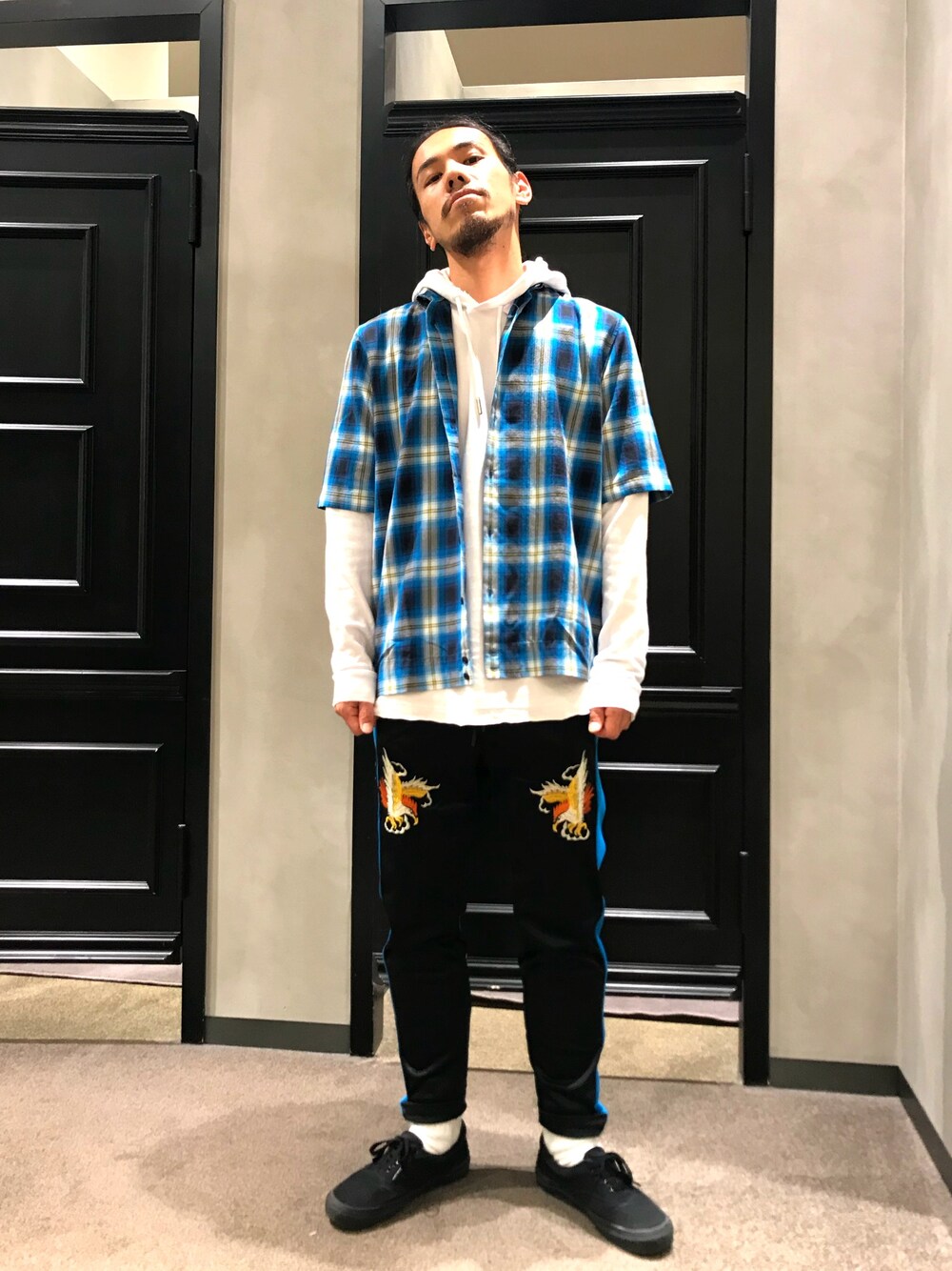 「ストリート、黒、ジャージ、チェックシャツ、レイヤードスタイル、Diesel」｜「DIESELのMEN’S　シャツ（シャツ/ブラウス、ブルー系）」を使った、ry☺︎taさん（メンズ・173cm）の春コーディネートの1枚目の写真