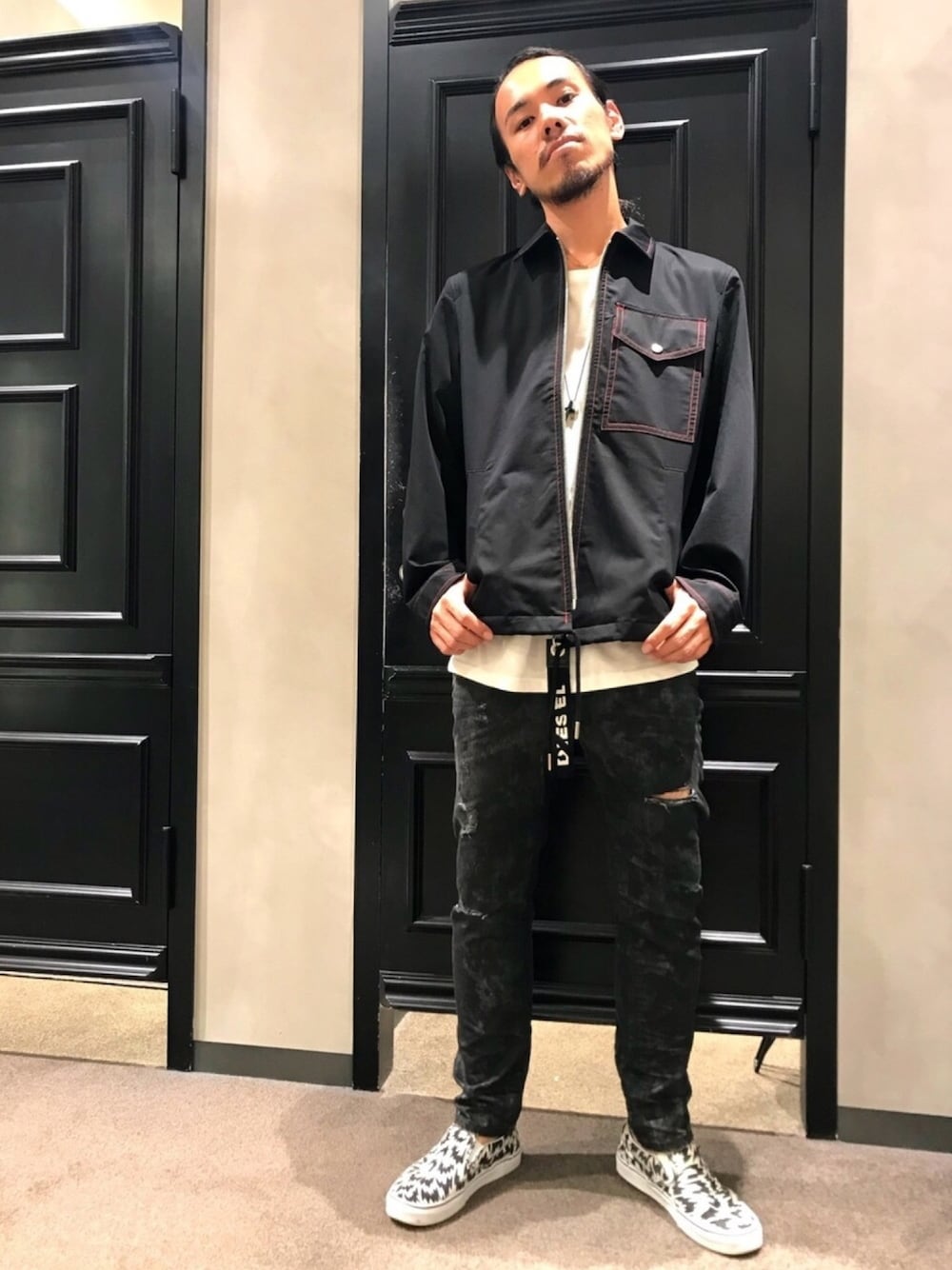 「シンプル、ストリート、ブラック、デニムパンツ、ダメージデニムパンツ、Diesel」｜「DIESELのMEN’S　ジャケット（カバーオール、ブラック系）」を使った、ry☺︎taさん（メンズ・173cm）の夏コーディネートの1枚目の写真