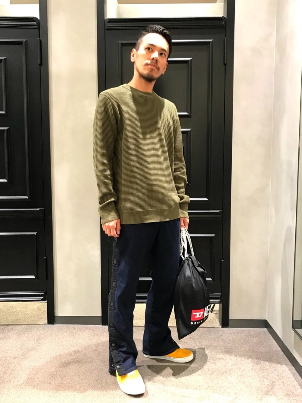 「Diesel、denim、デニム、デニムパンツ、カジュアル、秋コーデ、カーキ、デニムキャンペーン」｜「DIESELのMEN’S　ニットウェア（ニット/セーター、グリーン系）」を使った、ry☺︎taさん（メンズ・173cm）の夏コーディネートの1枚目の写真