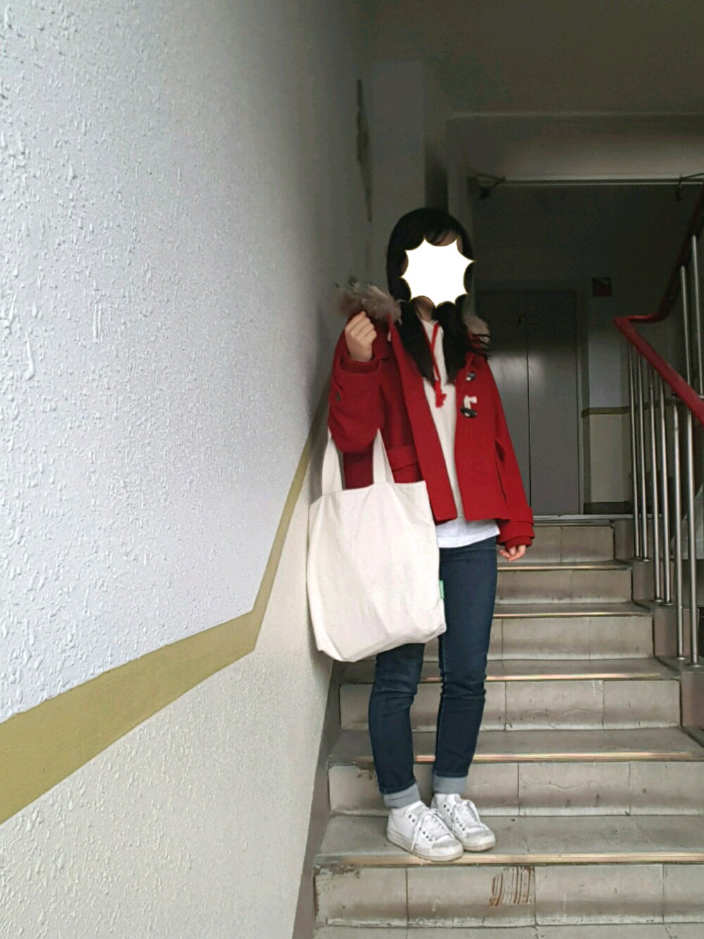 「red、duffle coat、赤い、short、denim」｜「earth music&ecologyのアイテム（ダッフルコート、レッド系）」を使った、MNNVOさん（レディース・157cm）の冬コーディネートの1枚目の写真
