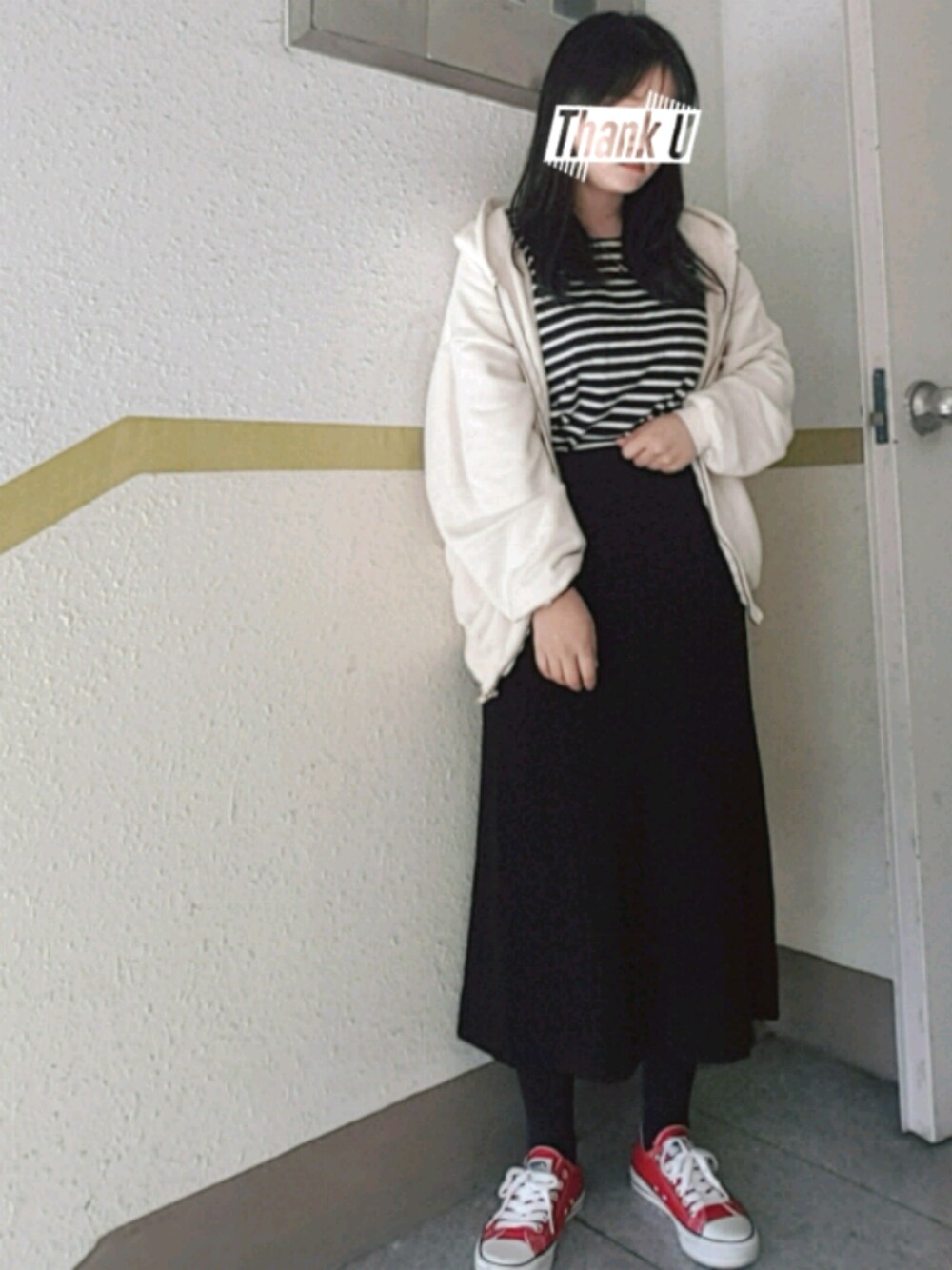 レッド系のスニーカーを着用したレディースの春コーディネートの1枚目の写真