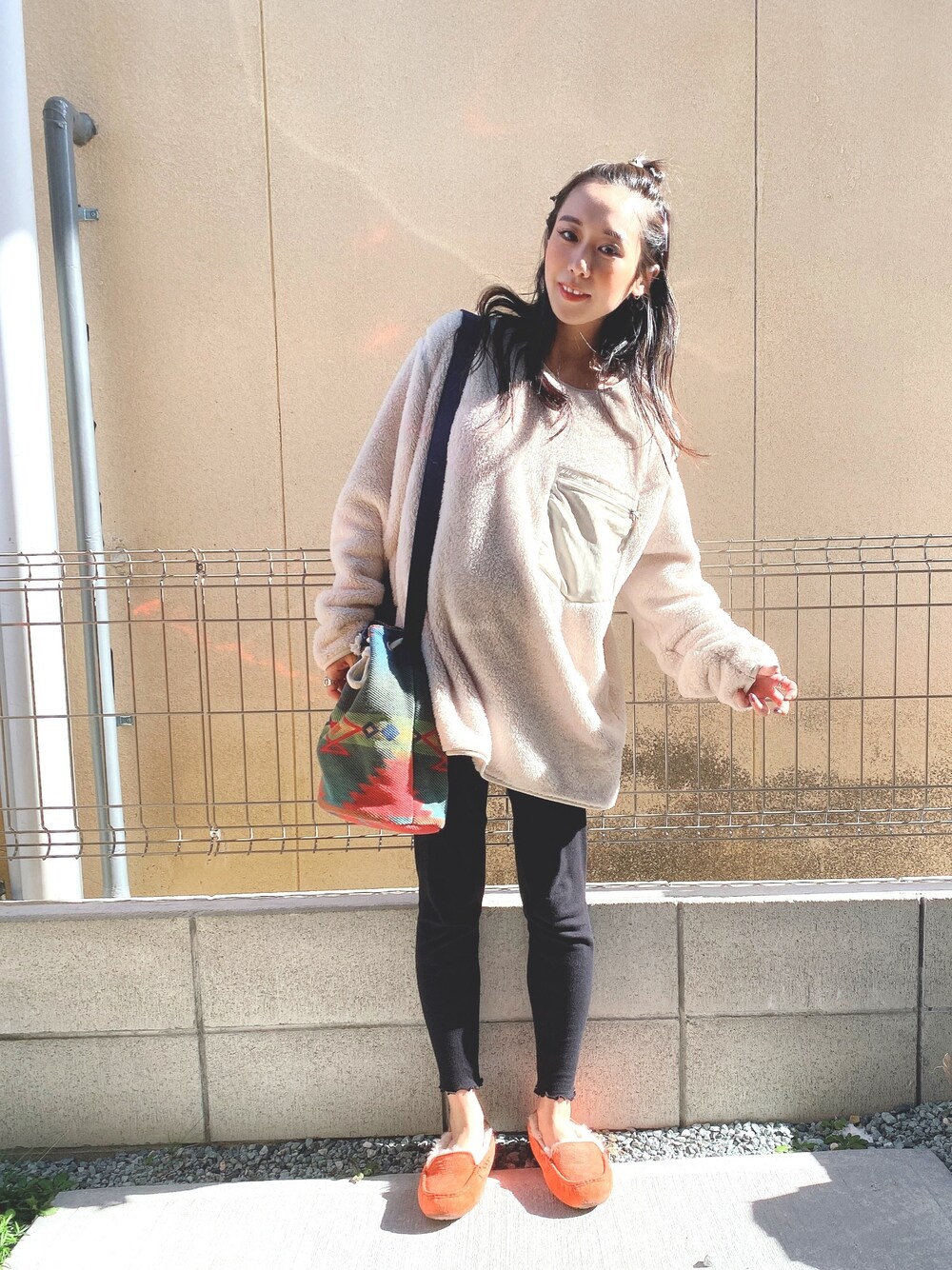 「ユニクロ、UNIQLO、ユニクロ×エンジニアードガーメンツ、メンズアイテム、マタニティ、妊婦、オーバーサイズ、レギンス、UGG、ボア」｜「UNIQLOのフリースプルオーバー（長袖）（Tシャツ/カットソー、ホワイト系）」を使った、kanaさん（レディース・155cm）の秋コーディネートの1枚目の写真