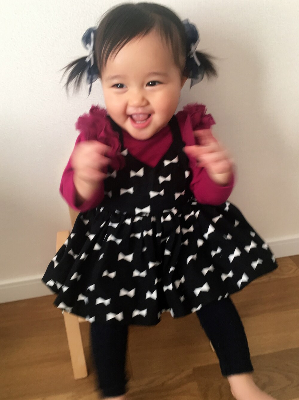 「キッズ、キッズファッション、キッズコーデ、1歳、1歳1ヶ月、プティマイン、ハンドメイド、ビスチェ、ユニクロベビー」｜「petit mainの肩ボリュームフリル付き長袖Ｔシャツ（Tシャツ/カットソー、レッド系）」を使った、こちゃ♡さん（キッズ・70cm）の冬コーディネートの1枚目の写真