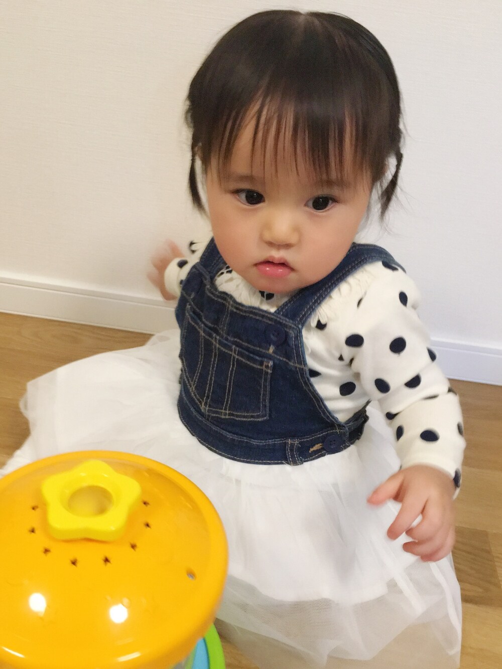 「キッズ、キッズコーデ、キッズファッション、1歳、1歳2ヶ月、西松屋、西松屋コーデ、ドット、デニムワンピース、チュールスカート」｜「西松屋のアイテム（Tシャツ/カットソー、ホワイト系）」を使った、こちゃ♡さん（キッズ・70cm）の冬コーディネートの1枚目の写真