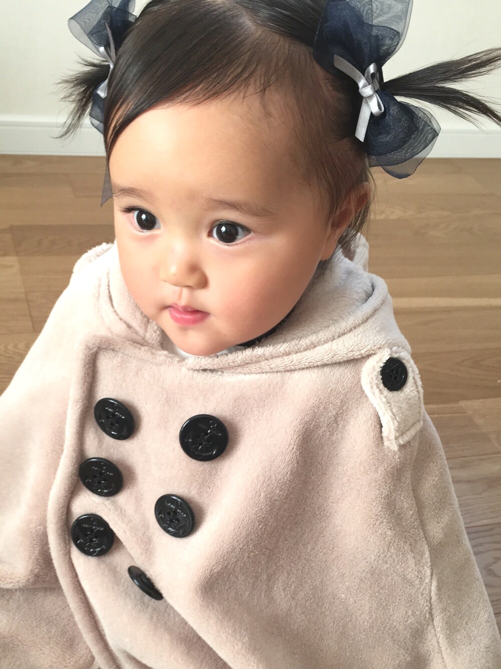 「キッズ、キッズコーデ、キッズファッション、1歳、1歳2ヶ月、女の子、ポンチョ、冬アウター、冬コーデ」｜「no brandのアイテム（ポンチョ、ベージュ系）」を使った、こちゃ♡さん（キッズ・70cm）の冬コーディネートの1枚目の写真