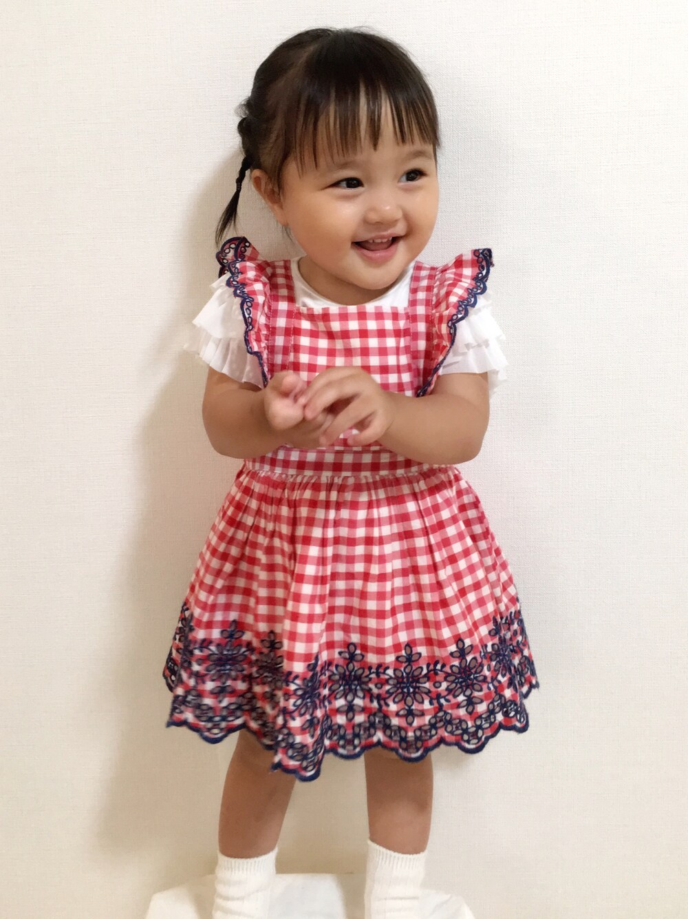 「キッズ、キッズコーデ、キッズファッション、1歳半、プティマイン、babygap、ベビーギャップ、エプロンワンピース、ギンガムチェック」｜「babyGAPのアイテム（ワンピース、レッド系）」を使った、こちゃ♡さん（キッズ・80cm）の春コーディネートの1枚目の写真
