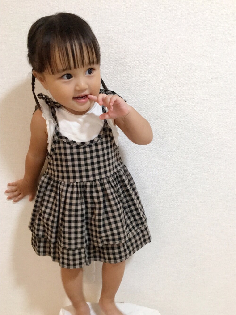 「キッズ、キッズコーデ、キッズファッション、1歳、1歳9ヶ月、プティマイン、韓国子供服、海外子供服」｜「petit mainのチュールフリル付きタンクトップ（タンクトップ、ホワイト系）」を使った、こちゃ♡さん（キッズ・80cm）の秋コーディネートの1枚目の写真