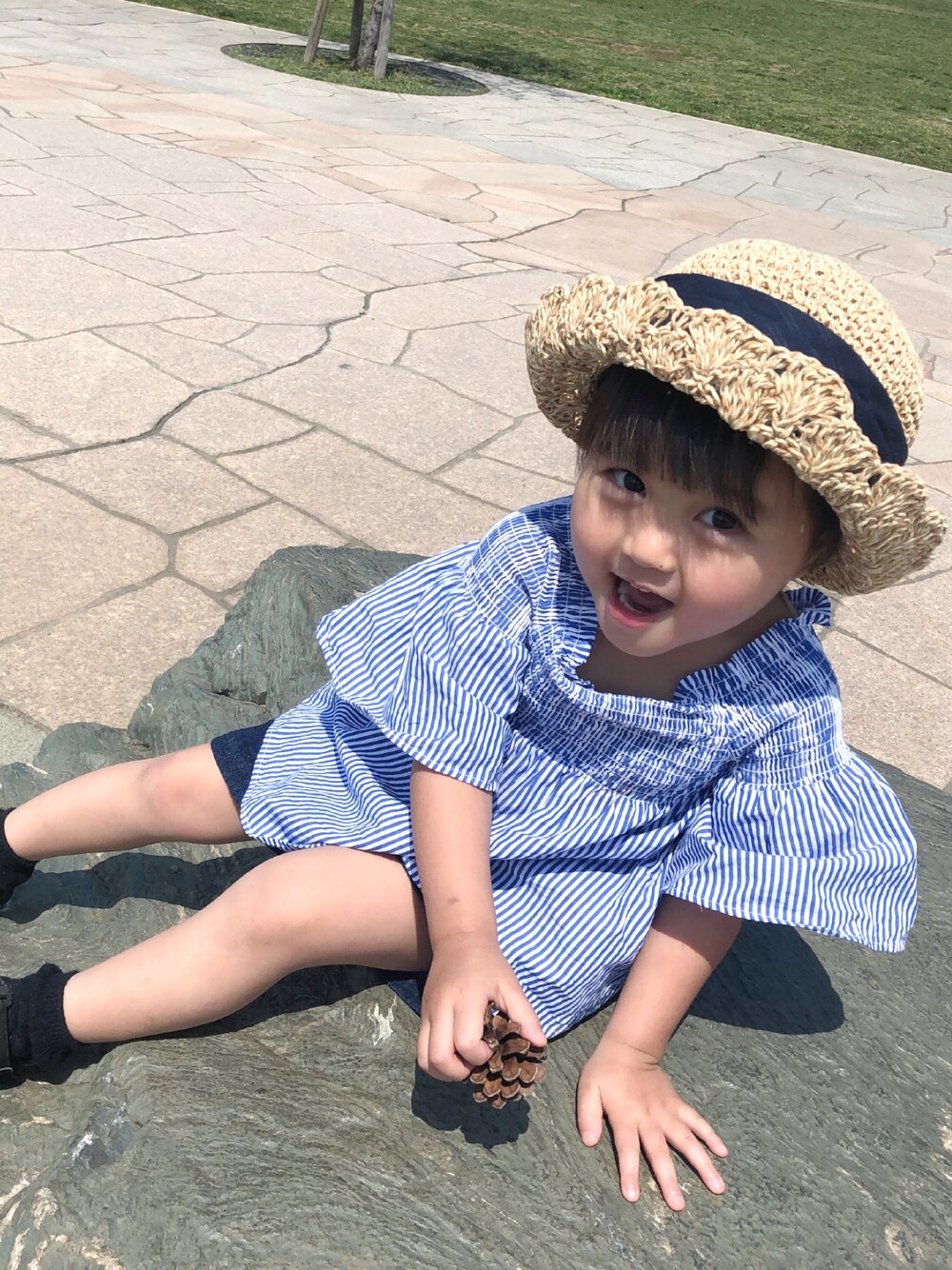 「キッズファッション、キッズ、2歳、2歳4ヶ月、公園スタイル、公園コーデ、プティマイン、ペーパーハット」｜「petit mainのオフショル６分袖ブラウス（シャツ/ブラウス、ブルー系）」を使った、こちゃ♡さん（キッズ・80cm）の春コーディネートの1枚目の写真