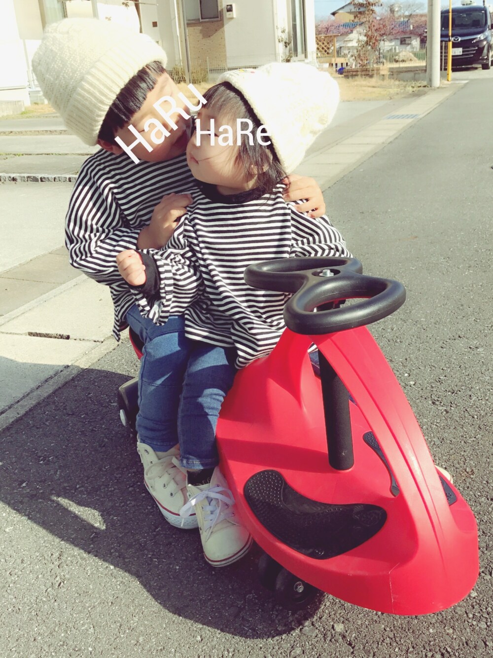 「男の子、シンプル、ボーダー、おんなのこ、オンザ眉毛、０歳、デニム、兄妹コーデ、コンバース、hamdmade」｜「CIAOPANIC TYPYのキッズケーブル編みニットワッチ（ニットキャップ/ビーニー、ホワイト系）」を使った、HHさん（キッズ・70cm）の冬コーディネートの1枚目の写真