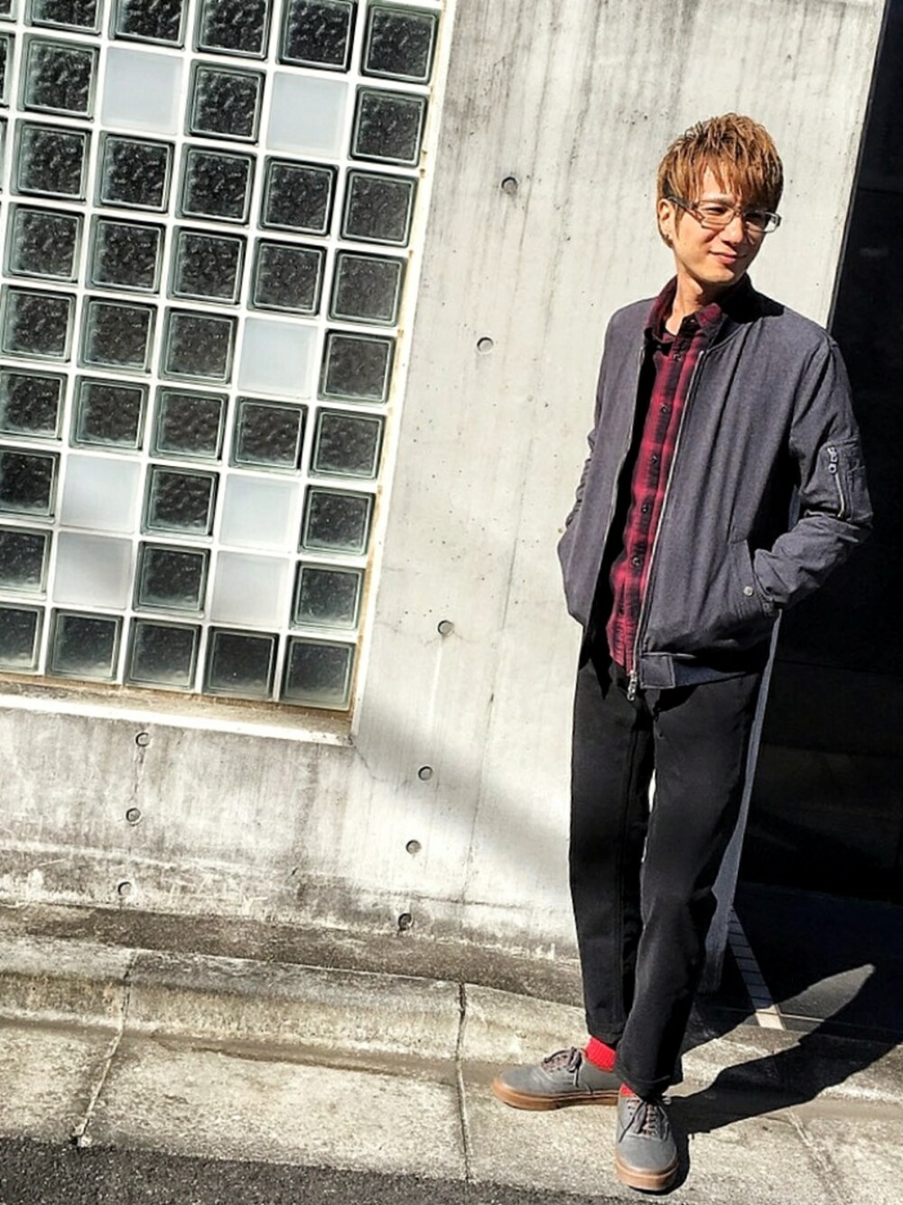 ブラック系のパンツ、グレー系のスニーカー、グレー系のMA-1を着用したメンズの冬コーディネートの1枚目の写真