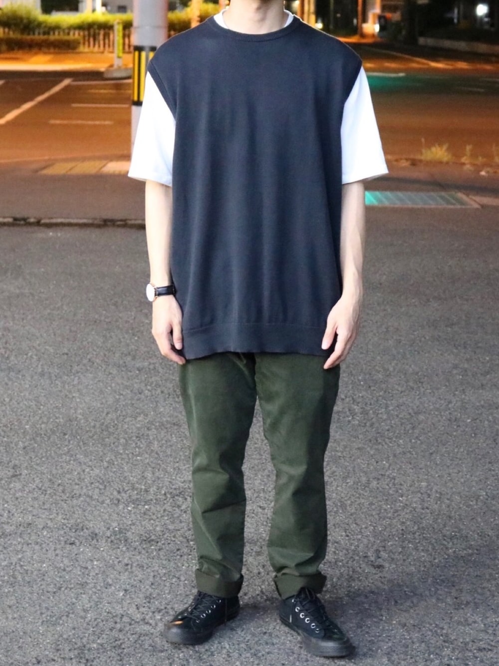 「秋コーデ、休日スタイル、キレイめ、おしゃれさんと繋がりたい、ブラック、ベスト、白Tシャツ、リラックススタイル、カジュアルコーデ、コンバース」｜「Graphpaperのアイテム（ベスト、ブラック系）」を使った、ユウキクニカタさん（メンズ・170cm）の秋コーディネートの1枚目の写真