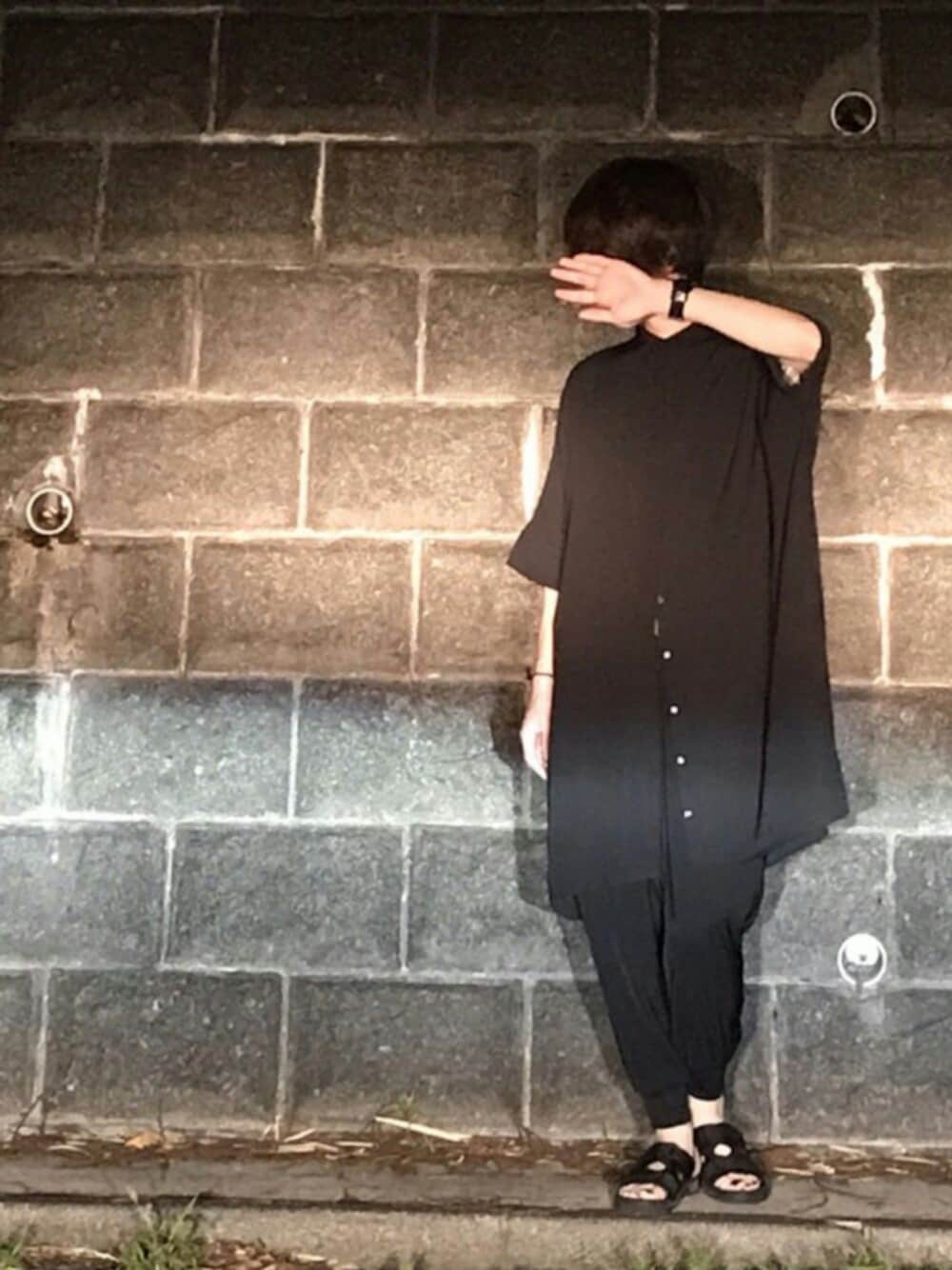 「夏コーデ、シンプル、黒、ブラックコーデ、シャツワンピ、GUコーデ、GU、サンダル、プチプラ、古着MIX」｜「ANEMONEのメタル&マーブルプレートの重なりヘアゴム[トライアングル]（ヘアゴム、ブルー系）」を使った、諸葛亮さん（メンズ・180cm）の夏コーディネートの1枚目の写真
