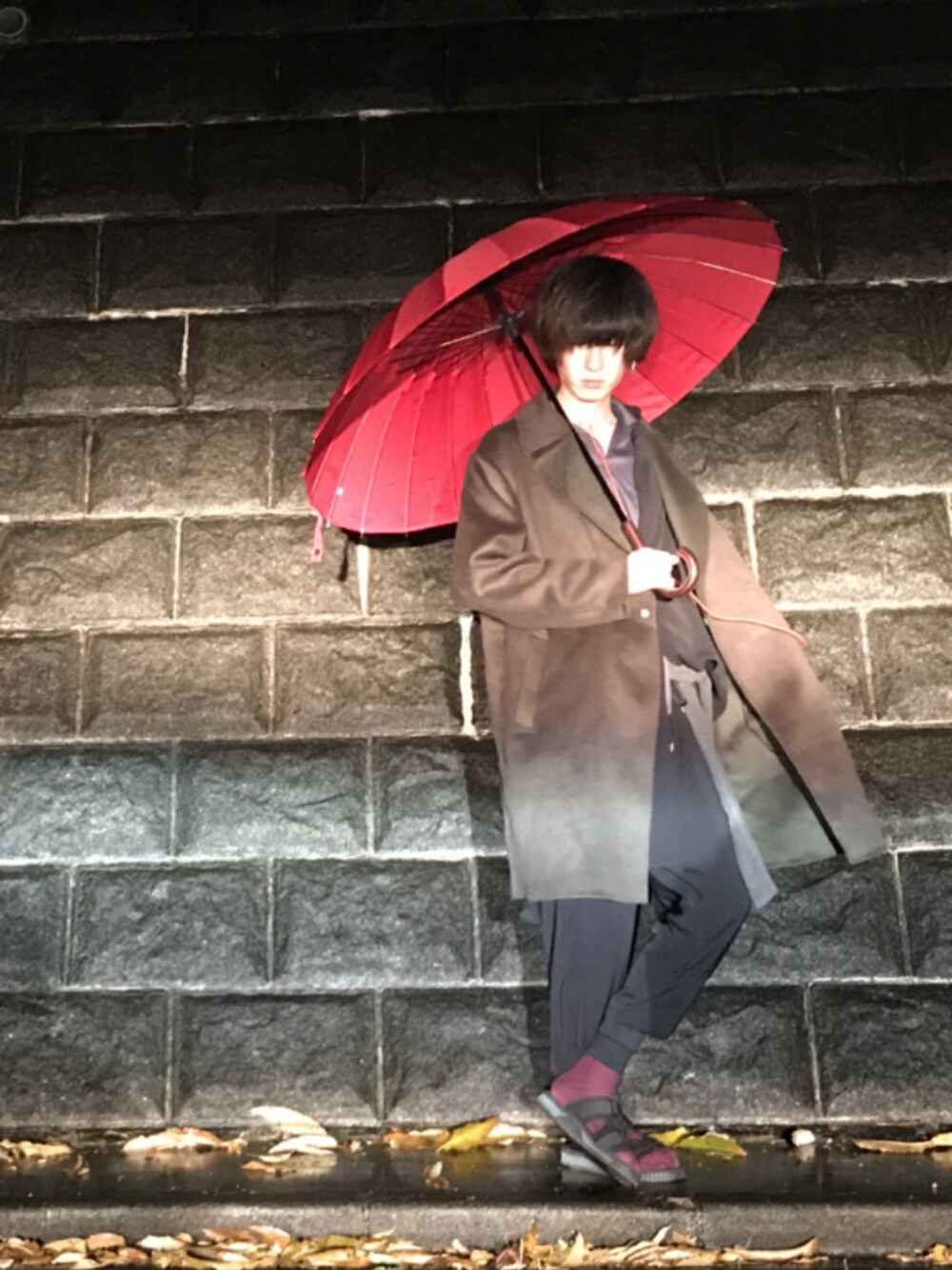 「秋冬、冬コーデ、きれいめカジュアル、レイヤードスタイル、黒、オーバーコート、シャツワンピ、オープンカラーシャツ、サンダル、雨の日コーデ」｜「niko and...のNメルトンムソウラップコート【niko and ...】（その他アウター、グリーン系）」を使った、諸葛亮さん（メンズ・180cm）の秋コーディネートの1枚目の写真