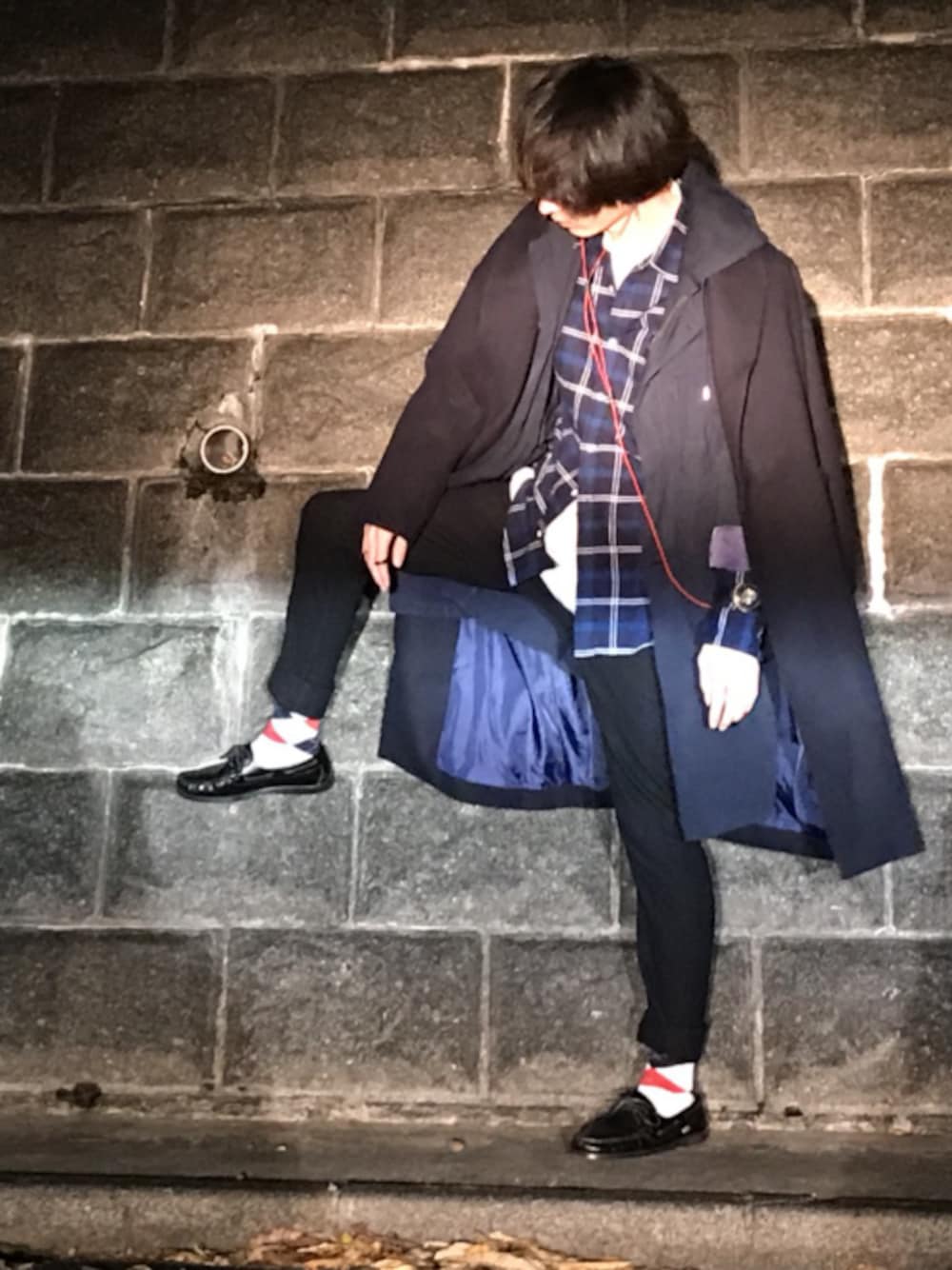 「秋冬、カジュアルコーデ、冬、ネイビー、キレイめ、大学生、シャツスタイル、秋冬コーデ、きれいめカジュアル、UNIQLO」｜「LE JUNのフェイクウールガウンコート（チェスターコート、ブルー系）」を使った、諸葛亮さん（メンズ・180cm）の秋コーディネートの1枚目の写真