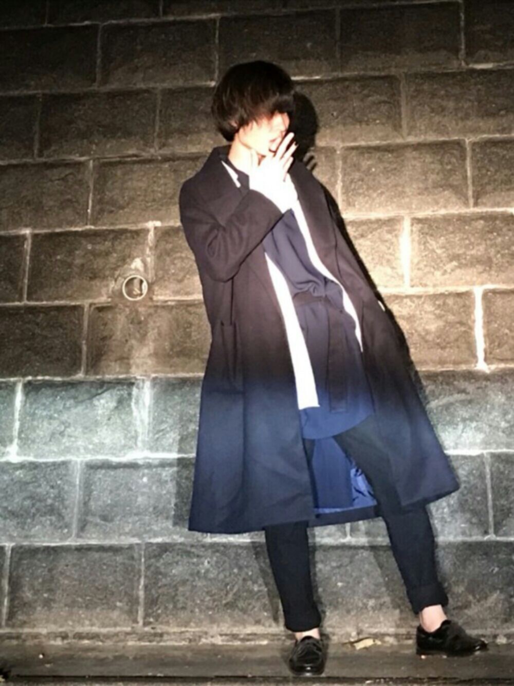 「秋のコーデ、秋冬、大人コーデ、きれいめカジュアル、大人カジュアル、シンプルコーデ、ロングコート、シンプル、古着MIX、オールネイビー」｜「LE JUNのフェイクウールガウンコート（チェスターコート、ブルー系）」を使った、諸葛亮さん（メンズ・180cm）の秋コーディネートの1枚目の写真