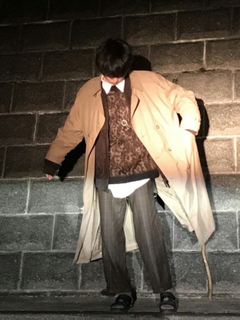 「冬、カジュアルコーデ、古着MIX、ロングコート、サンダル、古着、トレンチコート、柄ニット、柄パンツ、オールブラウン」｜「LONDONFOGのアイテム（トレンチコート、ベージュ系）」を使った、諸葛亮さん（メンズ・180cm）の冬コーディネートの1枚目の写真