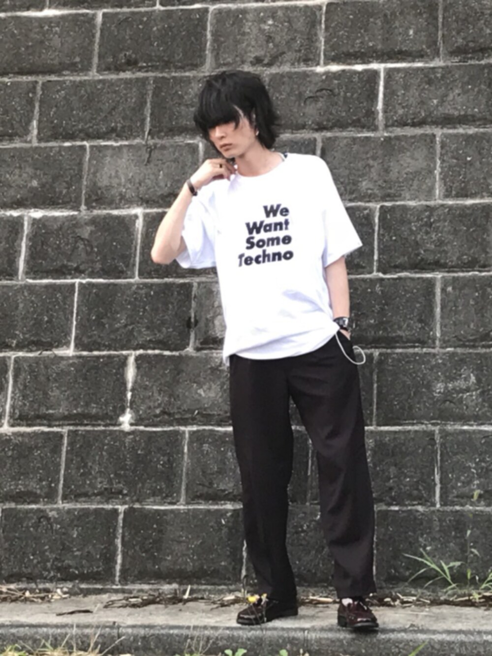 「夏コーデ、白Tシャツ、スラックス」｜「Vient Americanoのアイテム（ドレスシューズ、レッド系）」を使った、諸葛亮さん（メンズ・180cm）の夏コーディネートの1枚目の写真