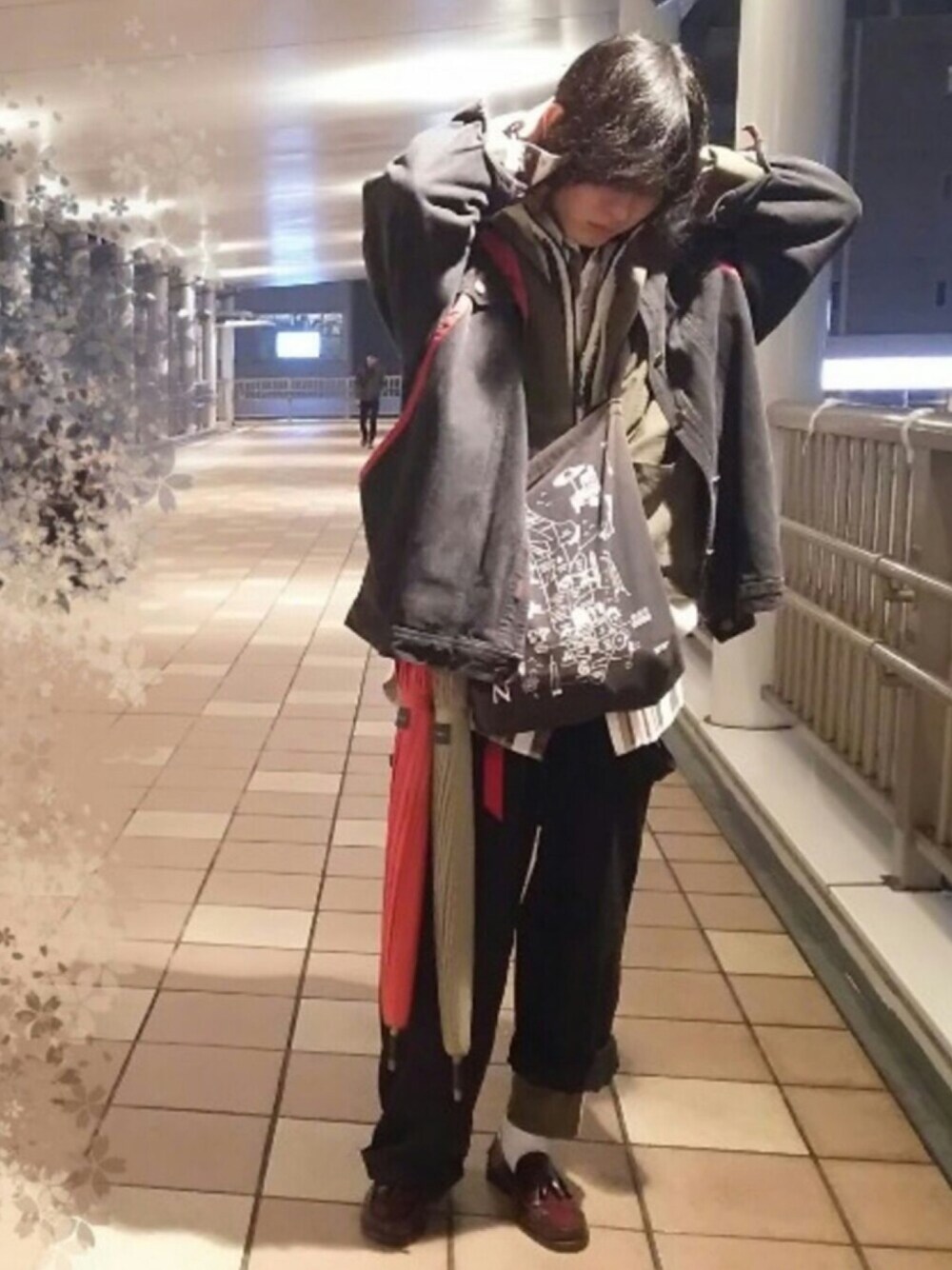 ホワイト系のその他アウター、グリーン系のその他パンツ、レッド系のドレスシューズを着用したメンズの秋コーディネートの1枚目の写真