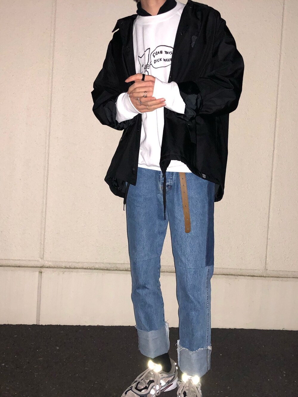 「春コーデ、シンプルコーデ、レイヤードスタイル、ロールアップ、デニムパンツ、スウェット、コーチジャケット、スニーカー、パステル映える春、プチプラ」｜「GUのアイテム（ジャケット/アウター、ブラック系）」を使った、諸葛亮さん（メンズ・180cm）の春コーディネートの1枚目の写真