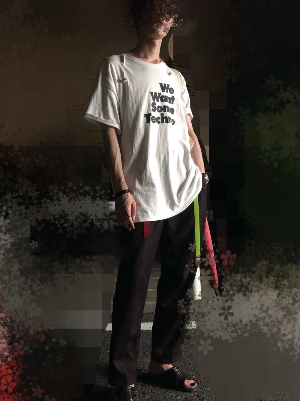 「プリントT、スラックス、便所サンダル、古着MIX、夏コーデ、トートバッグ、白Tシャツ、サンダル」｜「SHIPSのアイテム（Tシャツ/カットソー、ホワイト系）」を使った、諸葛亮さん（メンズ・180cm）の夏コーディネートの1枚目の写真