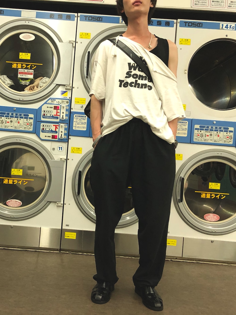 「ビッグT、オーバーサイズ、夏、ワイドパンツ、モノトーン、ゆるコーデ、タンクトップ、オフショル、リネン、ビッグシルエット」｜「SHIPSのアイテム（Tシャツ/カットソー、ホワイト系）」を使った、諸葛亮さん（メンズ・180cm）の夏コーディネートの1枚目の写真