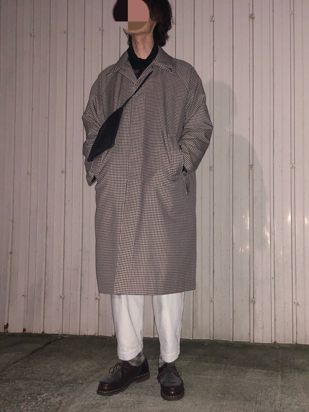 「BEAMSのBEAMS / オーバー ステンカラーコート（ステンカラーコート、ベージュ系）」を使った、諸葛亮さん（メンズ・180cm）の冬コーディネートの1枚目の写真