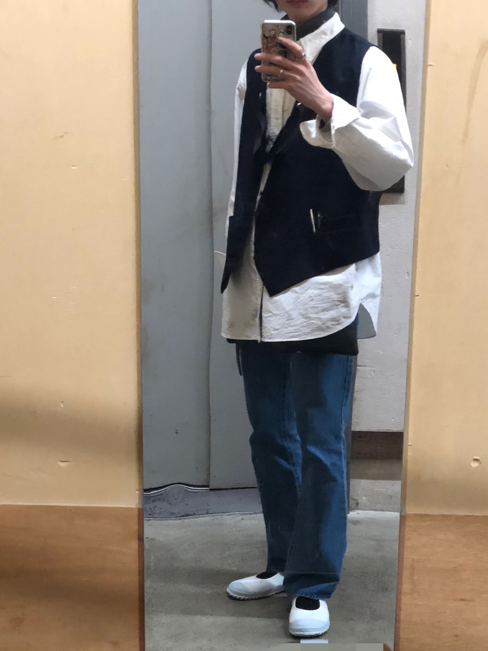 「ベスト、フレアパンツ、デニム、シャツ、上履き」｜「usedのアイテム（スーツベスト、ブルー系）」を使った、諸葛亮さん（メンズ・179cm）の秋コーディネートの1枚目の写真
