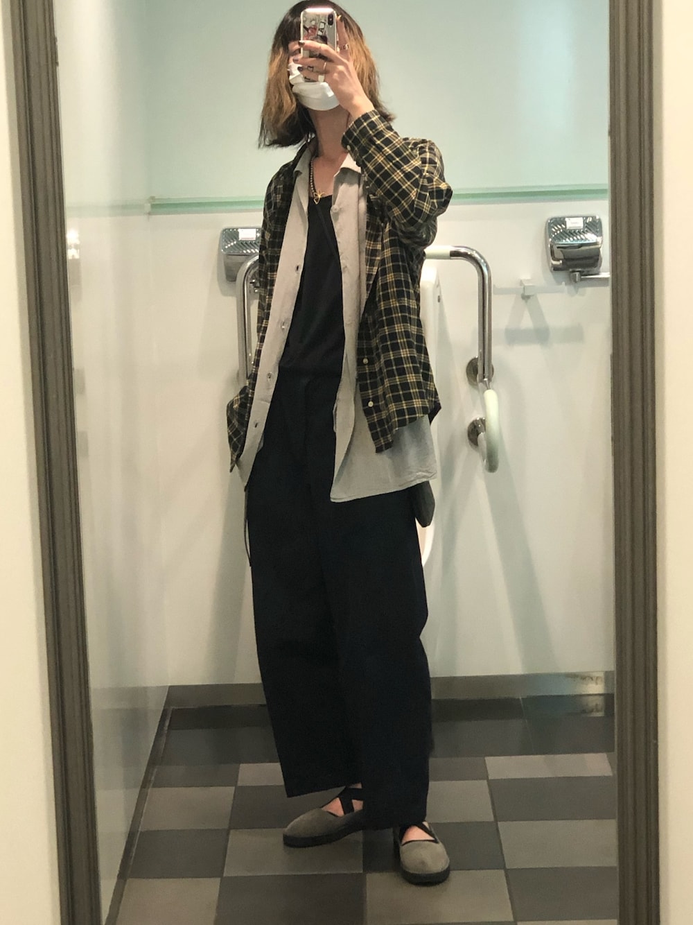 「シャツ、チェックシャツ、レイヤードスタイル、デニム」｜「POLO JEANSのアイテム（シャツ/ブラウス、ブルー系）」を使った、諸葛亮さん（メンズ・179cm）の春コーディネートの1枚目の写真