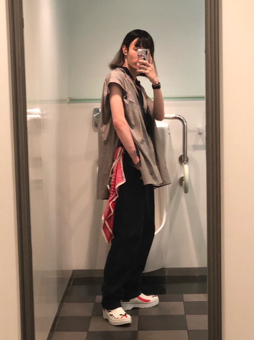 「チュニック、ノースリーブ、デニム、デニムパンツ、スカーフ、レインブーツ」｜「SENSE OF PLACE by URBAN RESEARCHのフレンチスリーブチュニックドレスシャツ（シャツ/ブラウス、グレー系）」を使った、諸葛亮さん（メンズ・179cm）の夏コーディネートの1枚目の写真
