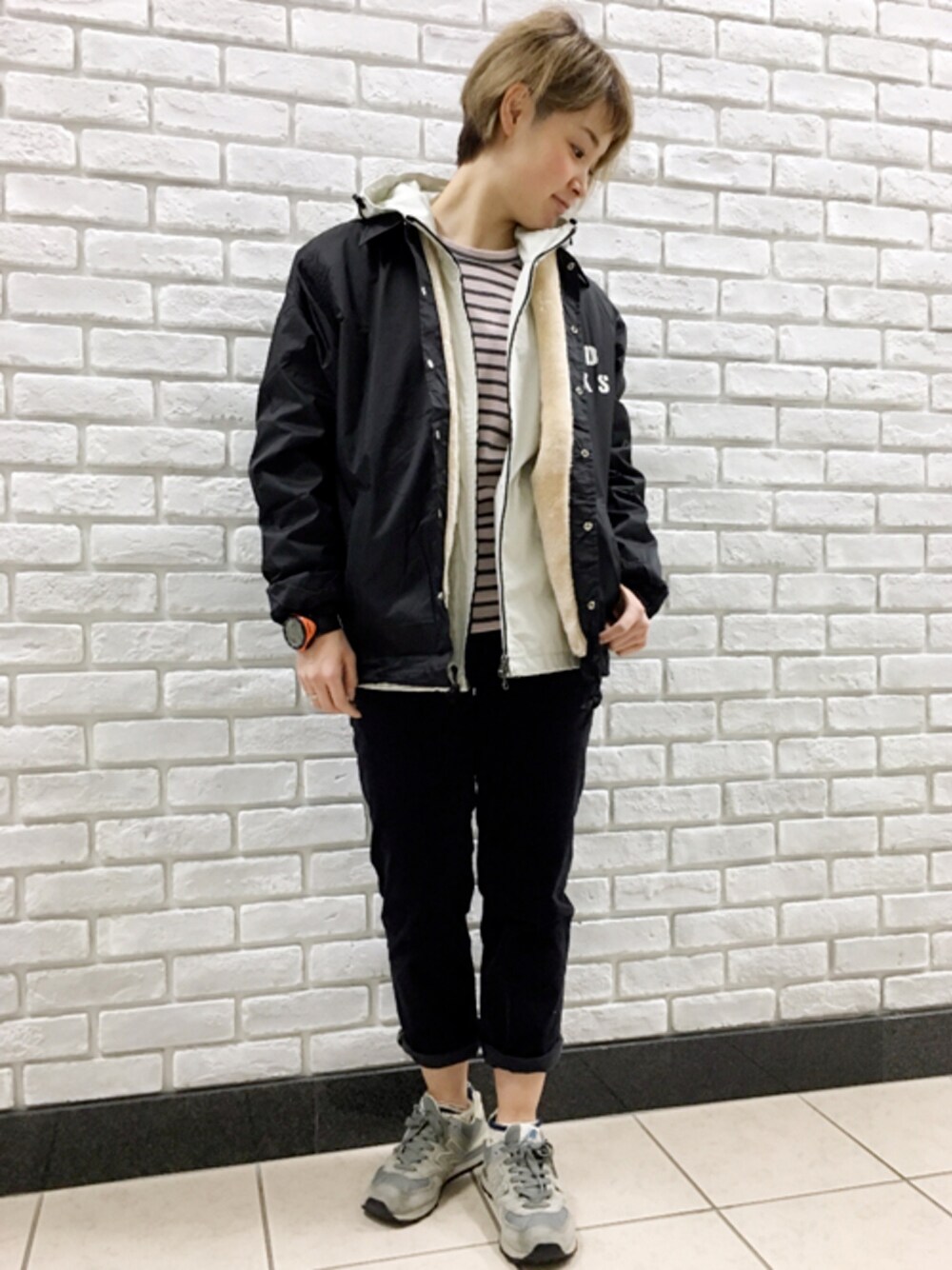 ブラック系のブルゾン、ブルー系のその他パンツを着用したレディースの冬コーディネートの1枚目の写真