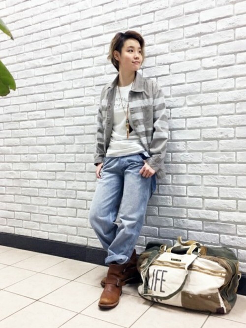 グレー系のジャケット/アウター、ブルー系のサロペット/オーバーオール、ブルー系のデニムパンツを着用したレディースの冬コーディネートの1枚目の写真