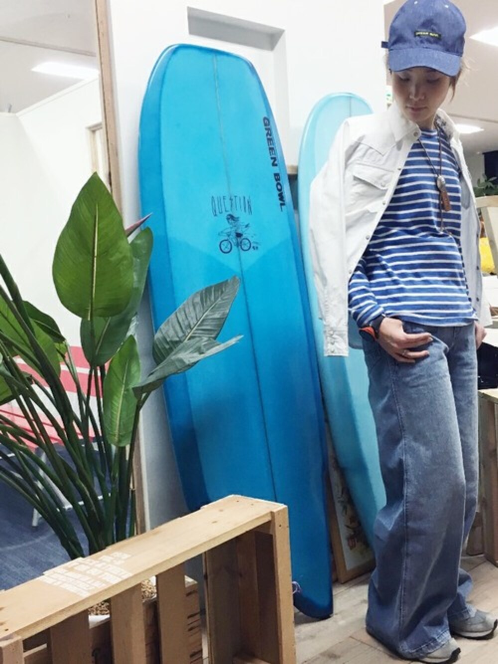 ブルー系のTシャツ/カットソー、ブルー系のデニムパンツ、ブルー系のキャップを着用したレディースの冬コーディネートの1枚目の写真