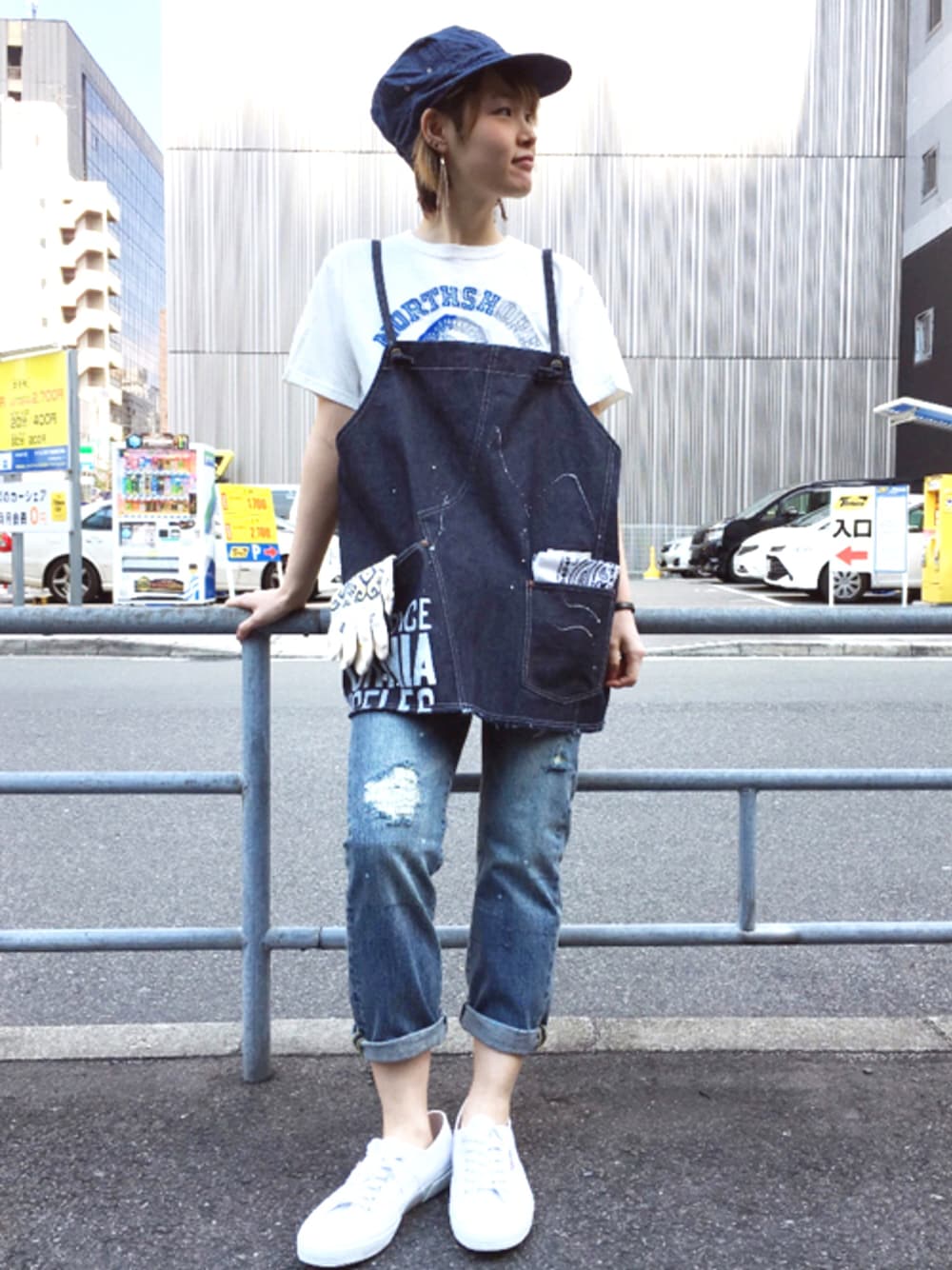 「スニーカー、デニム、カジュアル、キャップ、Tシャツ、エプロン、デニムパンツ、OLD BETTY'S、春コーデ、スペルガ」｜「GREEN BOWLのGREEN BOWL Painter Cap/グリーンボウルペインターキャップ（キャップ、ブルー系）」を使った、doco.さん（レディース・163cm）の春コーディネートの1枚目の写真