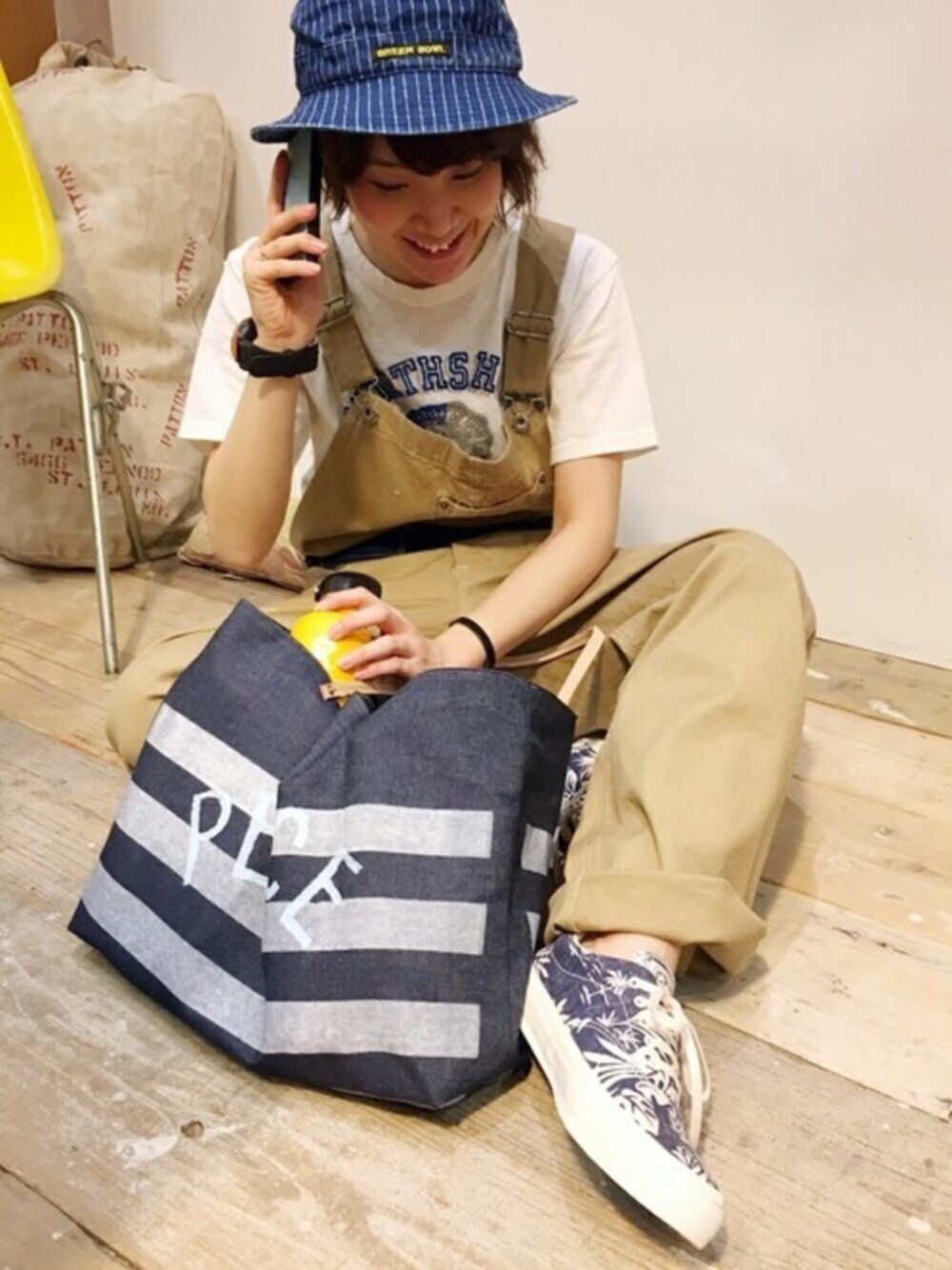 「スニーカー、コンバース、カジュアル、ボーイッシュ、Tシャツ、オーバーオール、バケットハット、白Tシャツ、GREEN BOWL」｜「GREEN BOWLのGREENBOWL Short Sleeve T-shirts / グリーンボウルショートスリーブＴシャツ（Tシャツ/カットソー、ホワイト系）」を使った、doco.さん（レディース・163cm）の春コーディネートの1枚目の写真