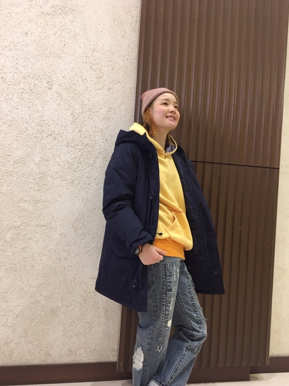 「ニット帽、パーカー、デニム、デニムパンツ、オールドベティーズ、グリーンボウル、シンプルコーデ、メンズライク、ママコーデ、シンプル」｜「GREEN BOWLのGREEN BOWL Mix Knit Cap/グリーンボウルミックスニットキャップ（ニットキャップ/ビーニー、レッド系）」を使った、doco.さん（レディース・163cm）の冬コーディネートの1枚目の写真