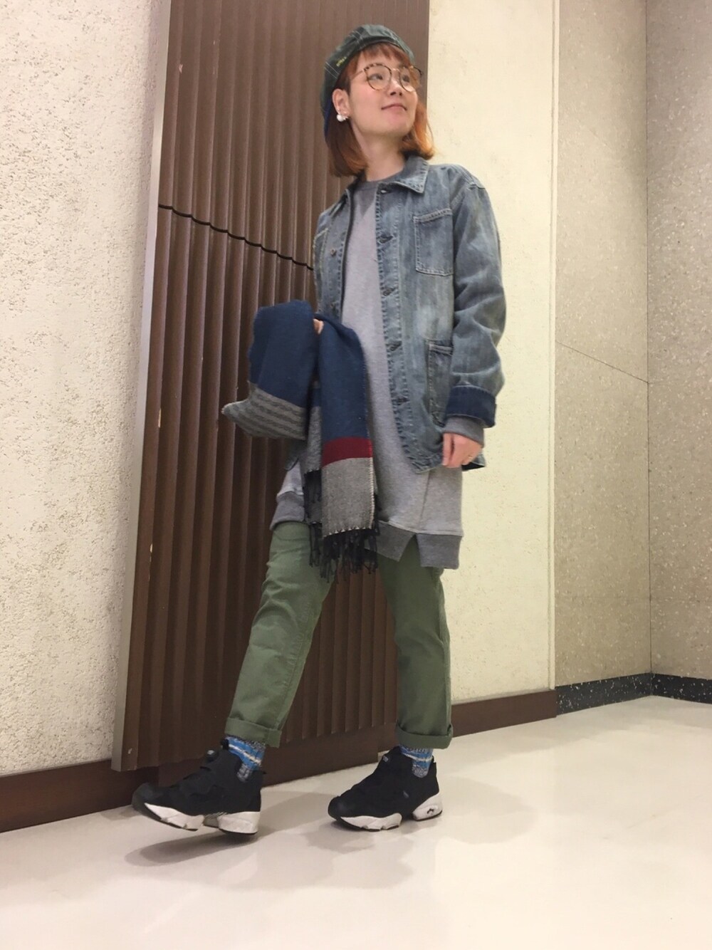 「キャップ、デニム、デニムジャケット、スウェット、ワンピース、パンツスタイル、カジュアル、オールドベティーズ、グリーンボウル、シンプル」｜「GREEN BOWLのGREEN BOWL Casquette/グリーンボウルキャスケット（キャスケット、グリーン系）」を使った、doco.さん（レディース・163cm）の冬コーディネートの1枚目の写真