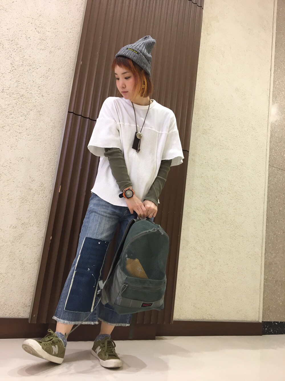 「スニーカー、デニム、カジュアル、キャップ、レイヤードスタイル、オーバーサイズ、デニムパンツ、白Tシャツ、オールドベティーズ、グリーンボウル」｜「GREEN BOWLのGREEN BOWL Mix Knit Cap/グリーン ボウル ミックス ニット キャップ（ニットキャップ/ビーニー、グレー系）」を使った、doco.さん（レディース・163cm）の春コーディネートの1枚目の写真