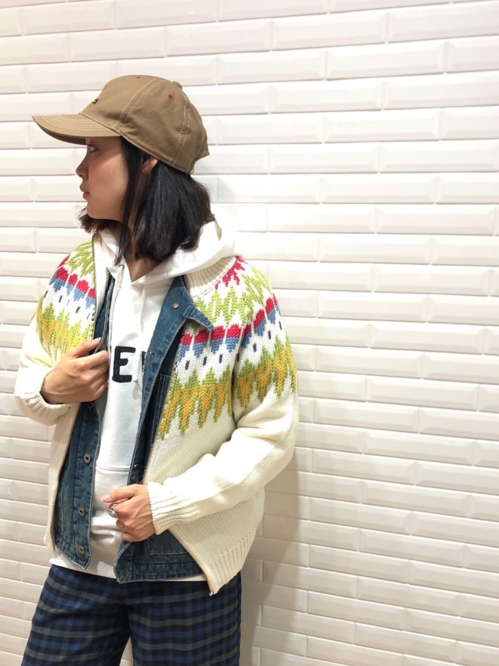 ホワイト系のニット/セーター、ホワイト系のパーカー、グレー系のその他パンツを着用したレディースの秋コーディネートの1枚目の写真