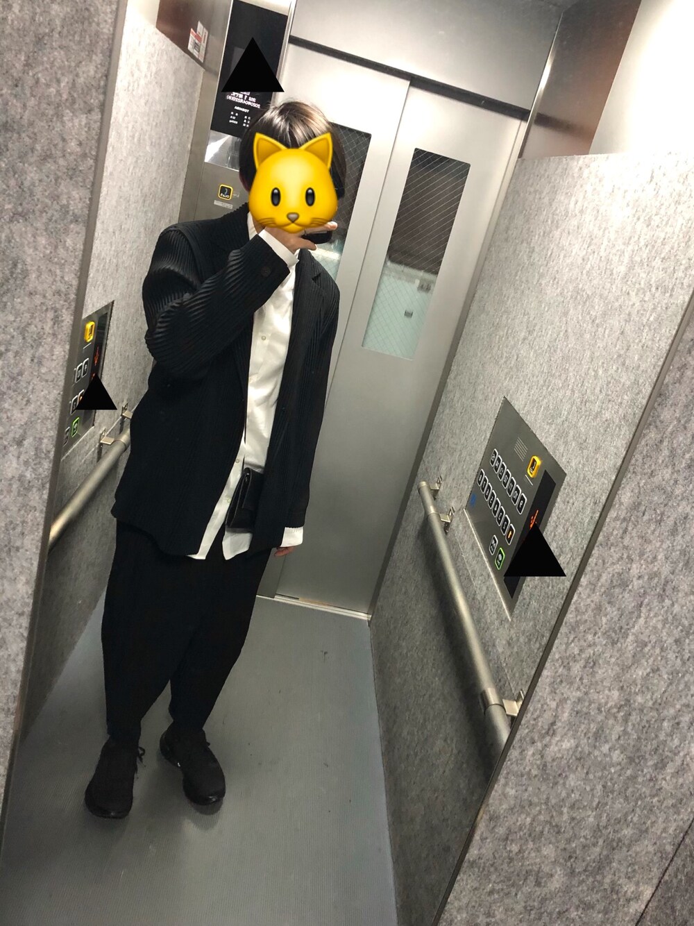 ブラック系のテーラードジャケット、ブラック系のその他パンツ、ホワイト系のシャツ/ブラウスを着用したメンズの春コーディネートの1枚目の写真