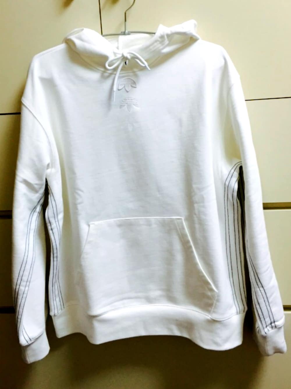 「adidas originals、Alexander Wang、パーカー、ホワイト、東京、コラボ、満足、おまけ、ショッピング」｜「adidas Originalsのアイテム（パーカー、ホワイト系）」を使った、Yoshikiさん（メンズ・163cm）の春コーディネートの1枚目の写真
