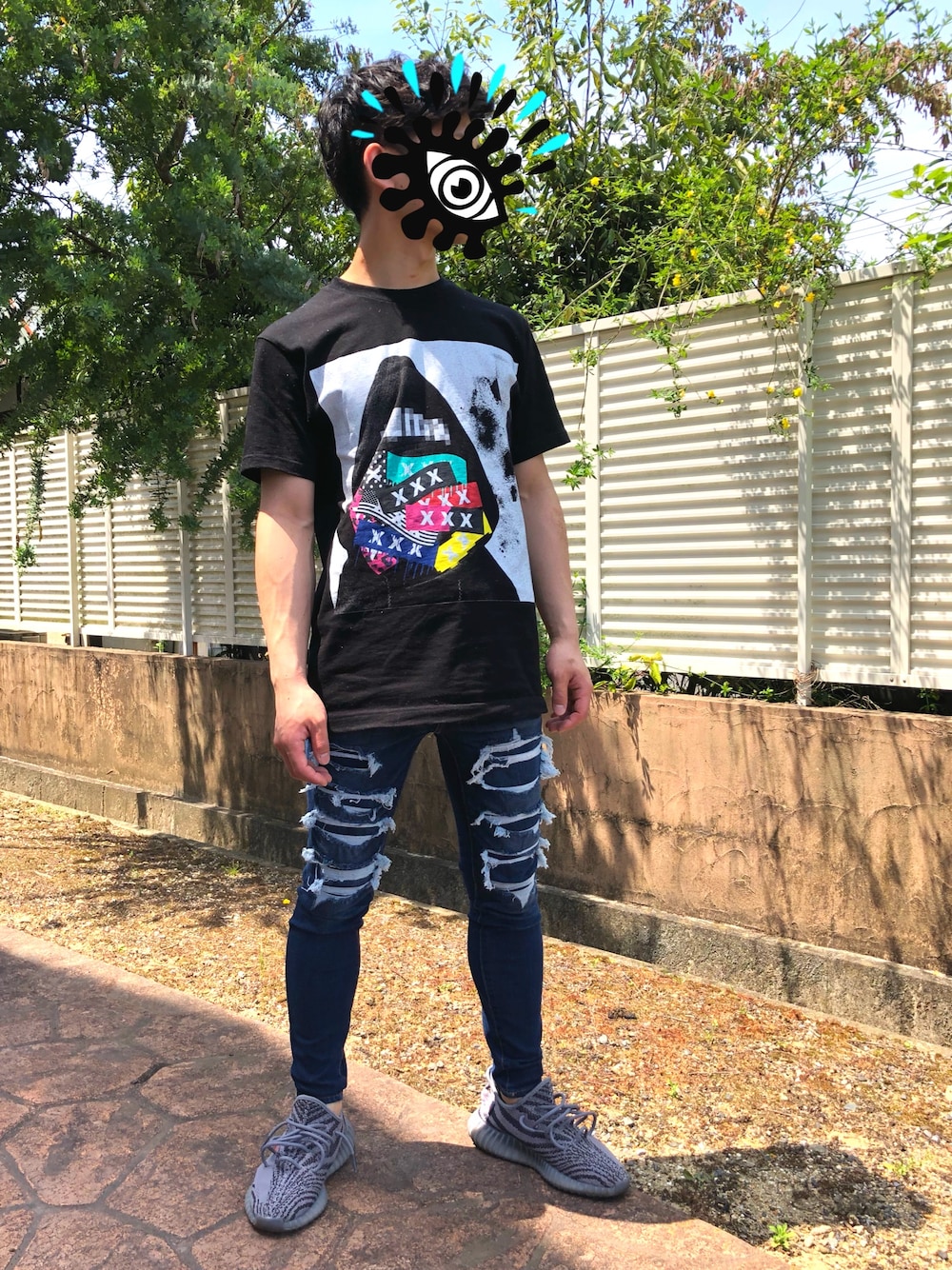 「カジュアル、夏コーデ、ブラック、デニムパンツ、スキニーデニム、yeezy boost 350 v2、adidas originals、スニーカー、おしゃれさんと繋がりたい、低身長」｜「GOD SELECTION XXXのアイテム（Tシャツ/カットソー、ブラック系）」を使った、Yoshikiさん（メンズ・163cm）の春コーディネートの1枚目の写真