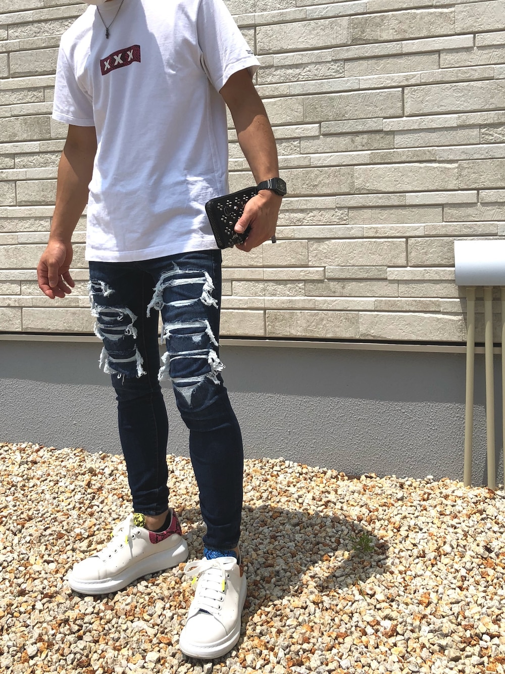 「シンプル、夏コーデ、低身長、スニーカー、スネーク柄、大人カジュアル、白Tシャツ、スキニーデニム、おしゃれさんと繋がりたい、きれいめカジュアル」｜「CHROME HEARTSのアイテム（ネックレス、シルバー系）」を使った、Yoshikiさん（メンズ・163cm）の夏コーディネートの1枚目の写真