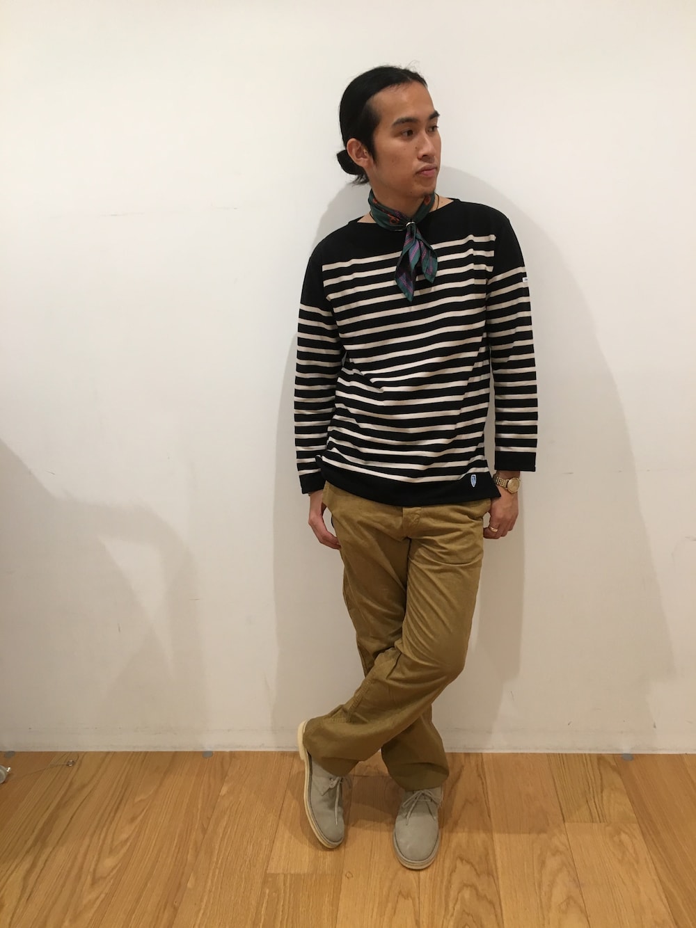 ブラック系のTシャツ/カットソー、ベージュ系のブーツ、グリーン系のその他パンツを着用したメンズの夏コーディネートの1枚目の写真