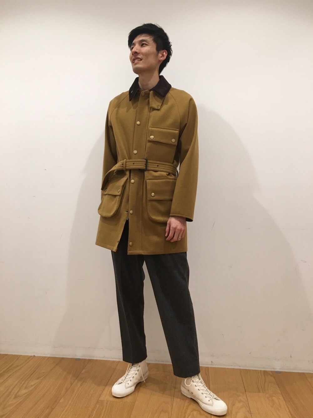 グレー系のその他パンツ、ベージュ系のスニーカーを着用したメンズの冬コーディネートの1枚目の写真