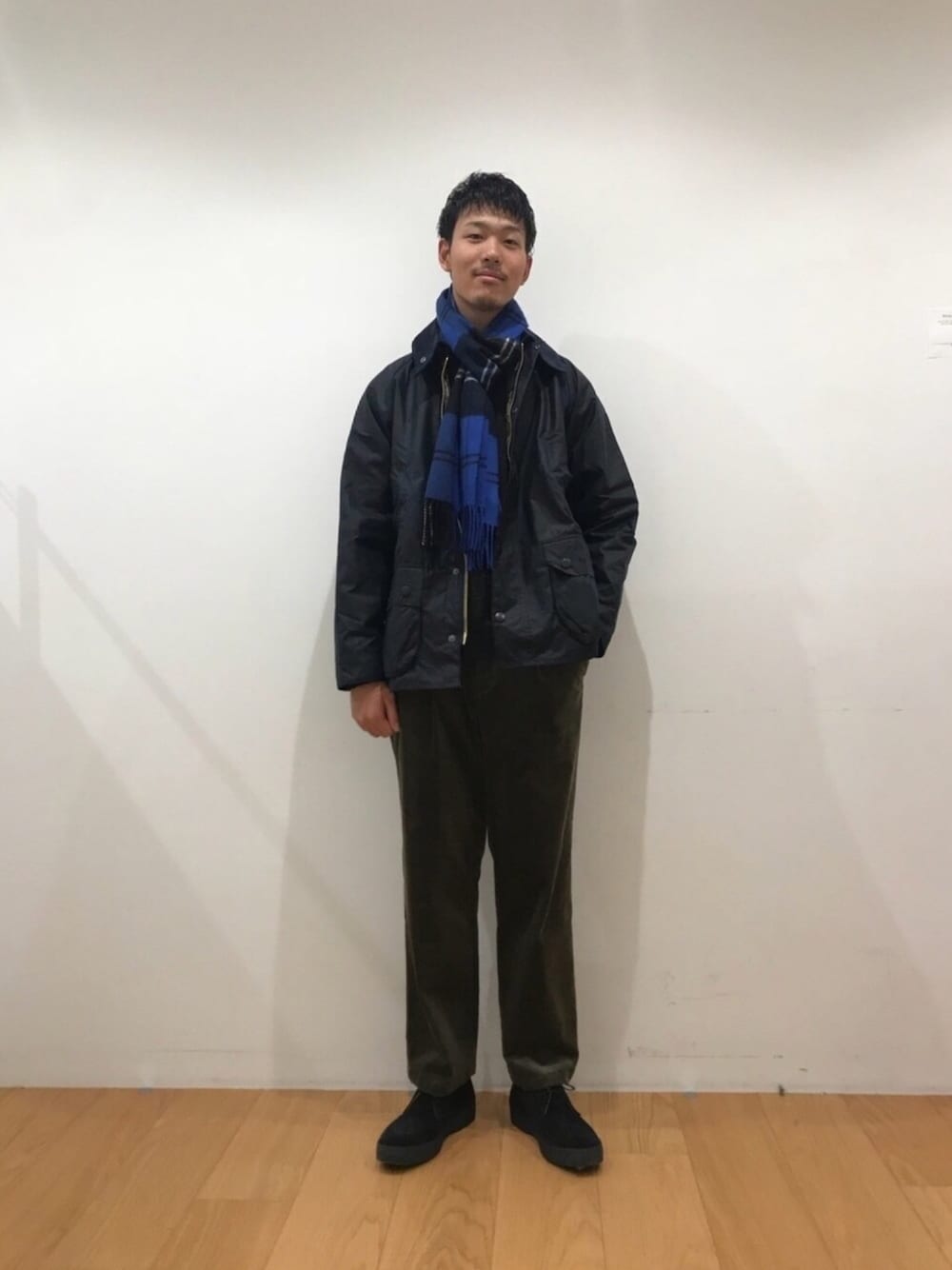 グリーン系のその他パンツ、ブラック系のその他シューズ、グレー系のニット/セーターを着用したメンズの秋コーディネートの1枚目の写真