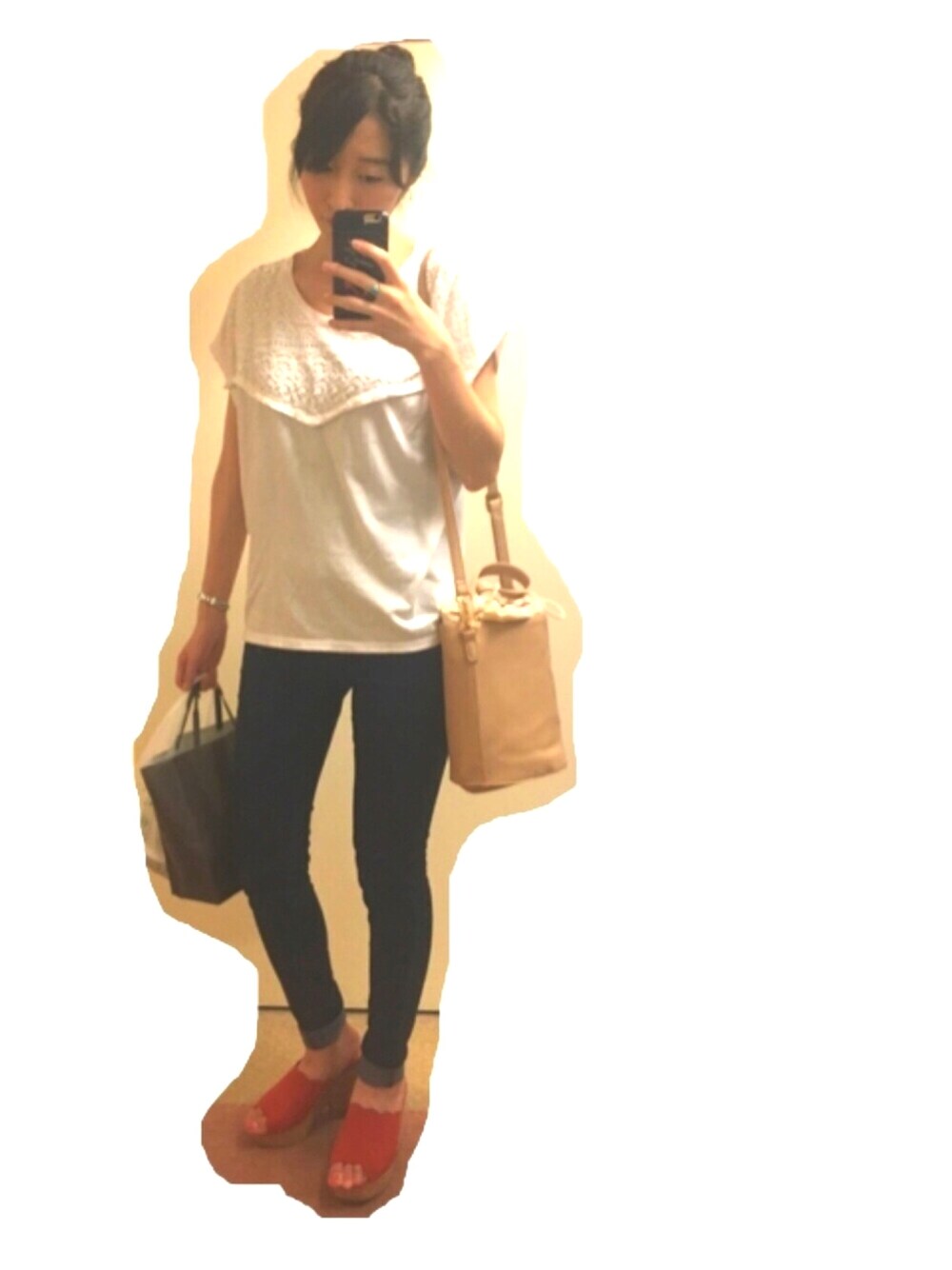 「ootd、白Tシャツ、スキニーデニム、白×デニム、サボサンダル、差し色、ゆるピタ、プチプラ、シンプル」｜「GRLの2WAYワンハンドルバッグ（ハンドバッグ、ピンク系）」を使った、mimさん（レディース・160cm）の夏コーディネートの1枚目の写真